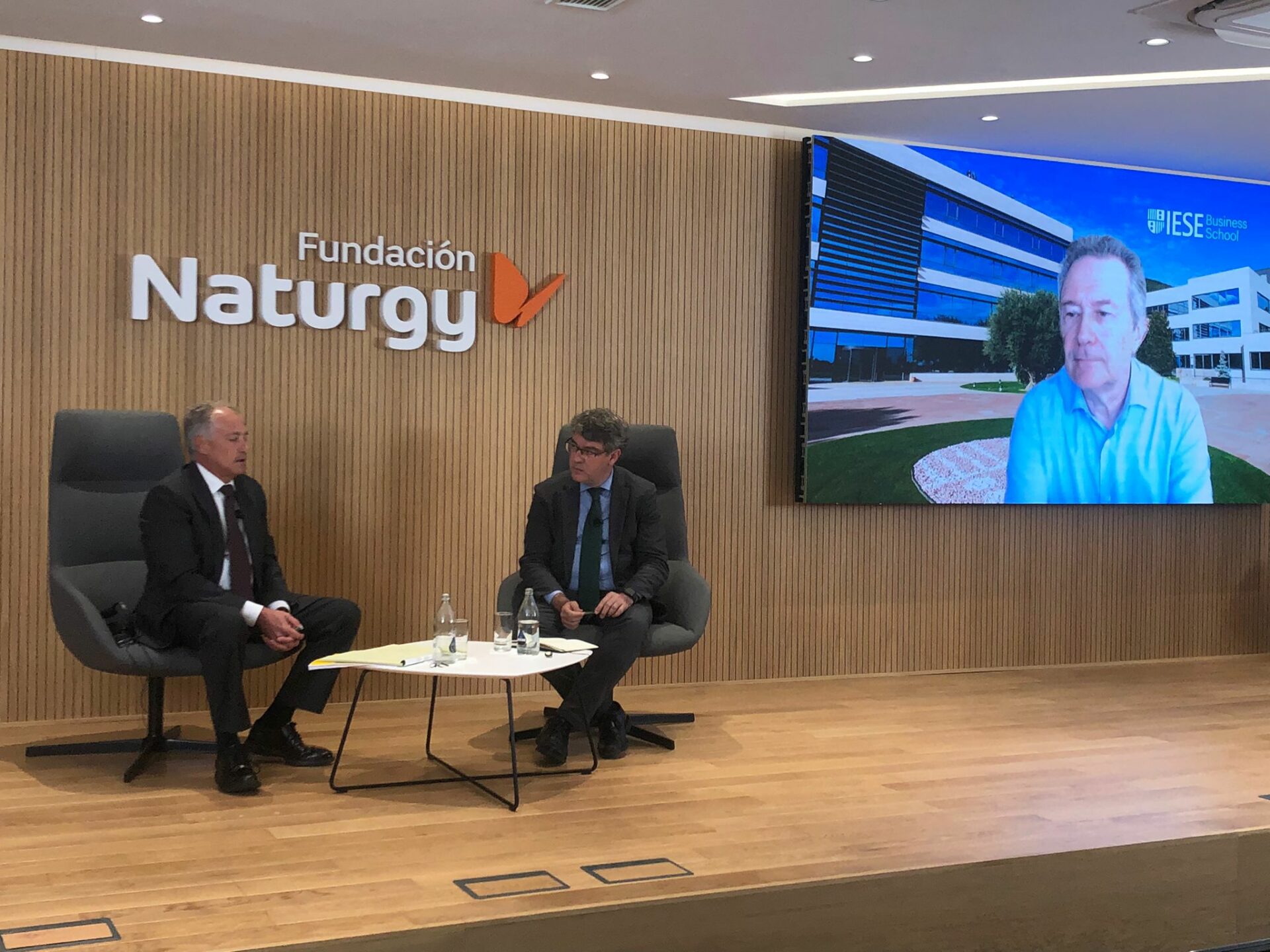 Christopher Jones y Álvaro Nadal charlan sobre la crisis energética en la Fundación Naturgy.