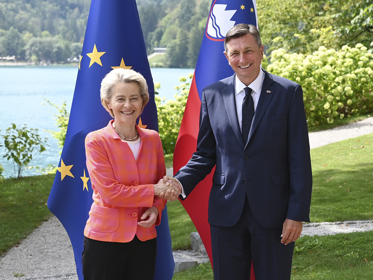 La presidenta de la Comisión Europea, Ursula von der Leyen y el presidente de Eslovenia, Borut Pahor. FOTO: Dati Bendo