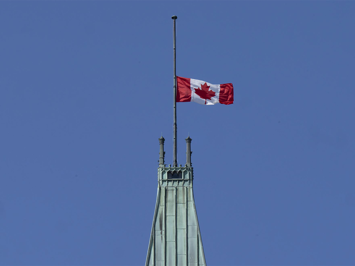 La bandera canadiense ondea a media asta en la torre de la Paz. La reina Isabel II, la monarca reinante más longeva de la historia británica, ha muerto en Balmoral, Escocia, a los 96 años. FOTO: Adrian Wyld/Canadian Press 