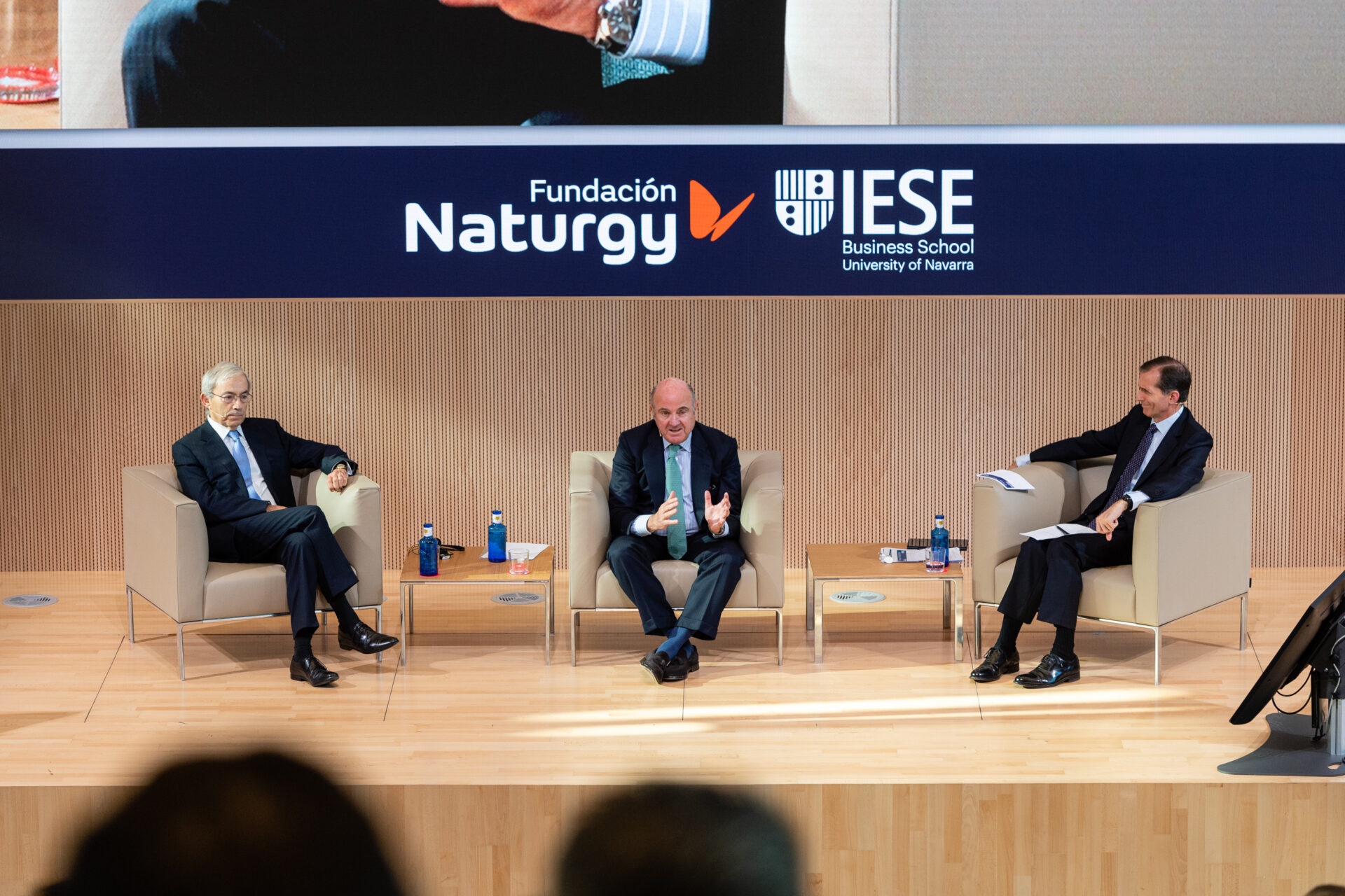 Luis de Guindos y Christopher Pissarides charlan sobre la actualidad del sector energético. FOTO: Fundación Naturgy.