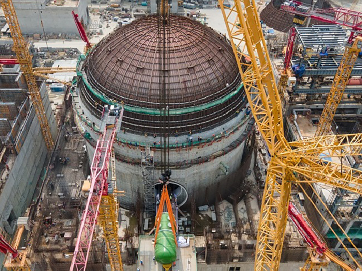 Las obras de Rosatom en la instalación de una vasija de reactor en la unidad 2 de la central nuclear de Rooppur en Bangladesh. FOTO: Rosatom