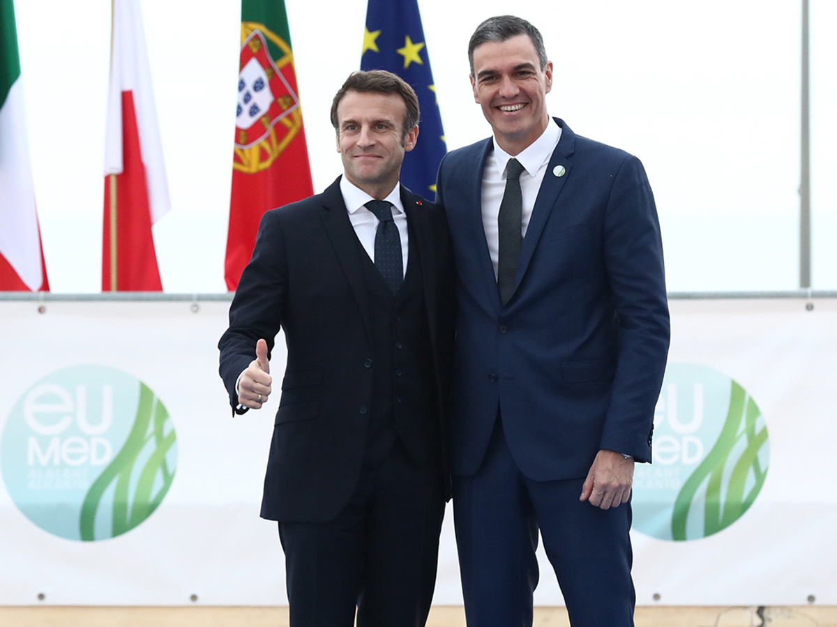 El presidente de la República Francesa, Emmanuel Macron ha sido recibido por Sánchez a su llegada a la Ciudad de la Luz, en Alicante, en donde se celebra la IX Cumbre EuromediterráneaFOTO: Pool Moncloa/Fernando Calvo