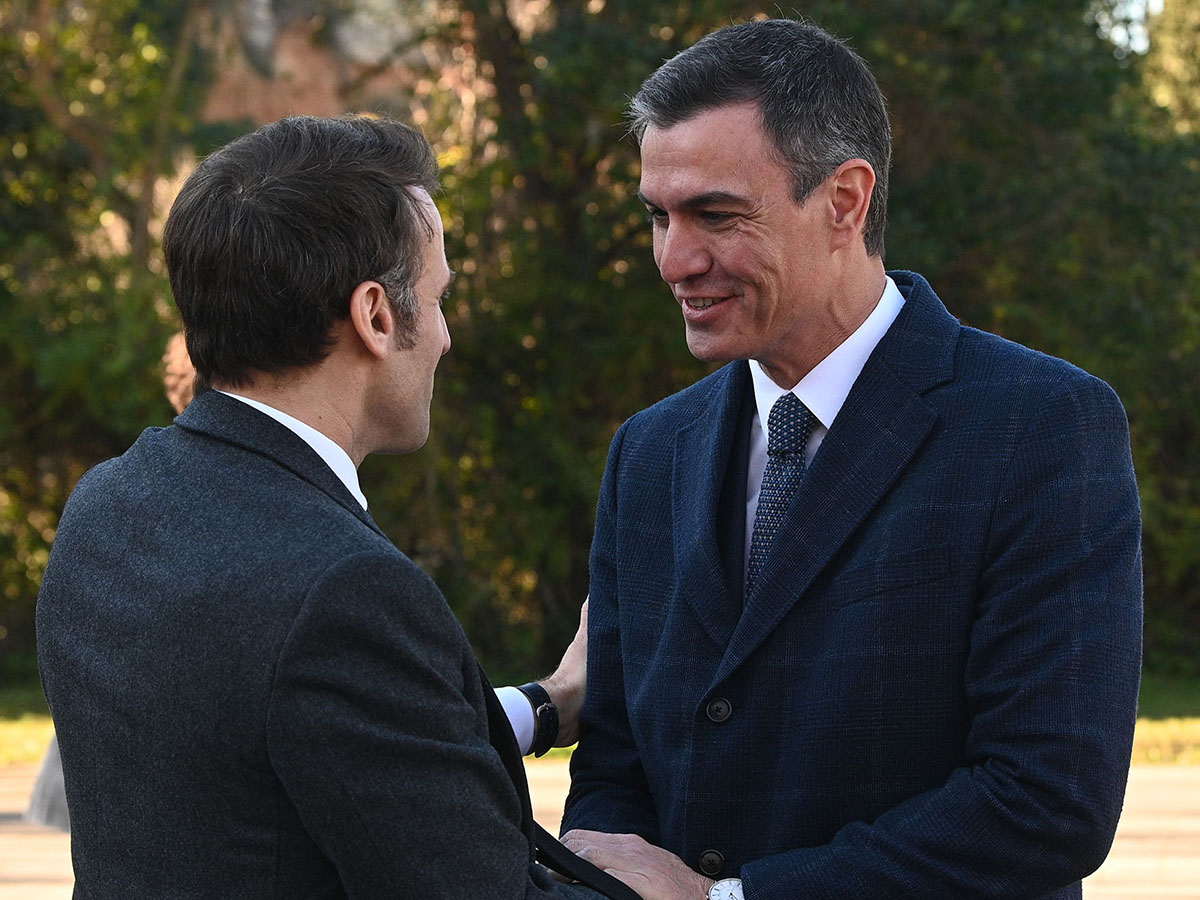 El presidente del Gobierno, Pedro Sánchez, recibe al presidente de la República Francesa, Emmanuel Macron.  FOTO: Pool Moncloa/Fernando Calvo. Barcelona