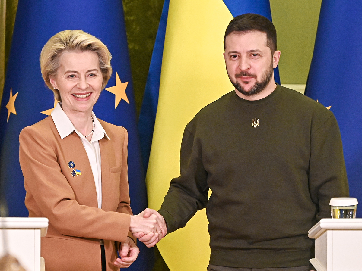 La presidenta de la Comisión, Ursula von der Leyen, en su visita al presidente de Ucrania, Volodymyr Zelensky.