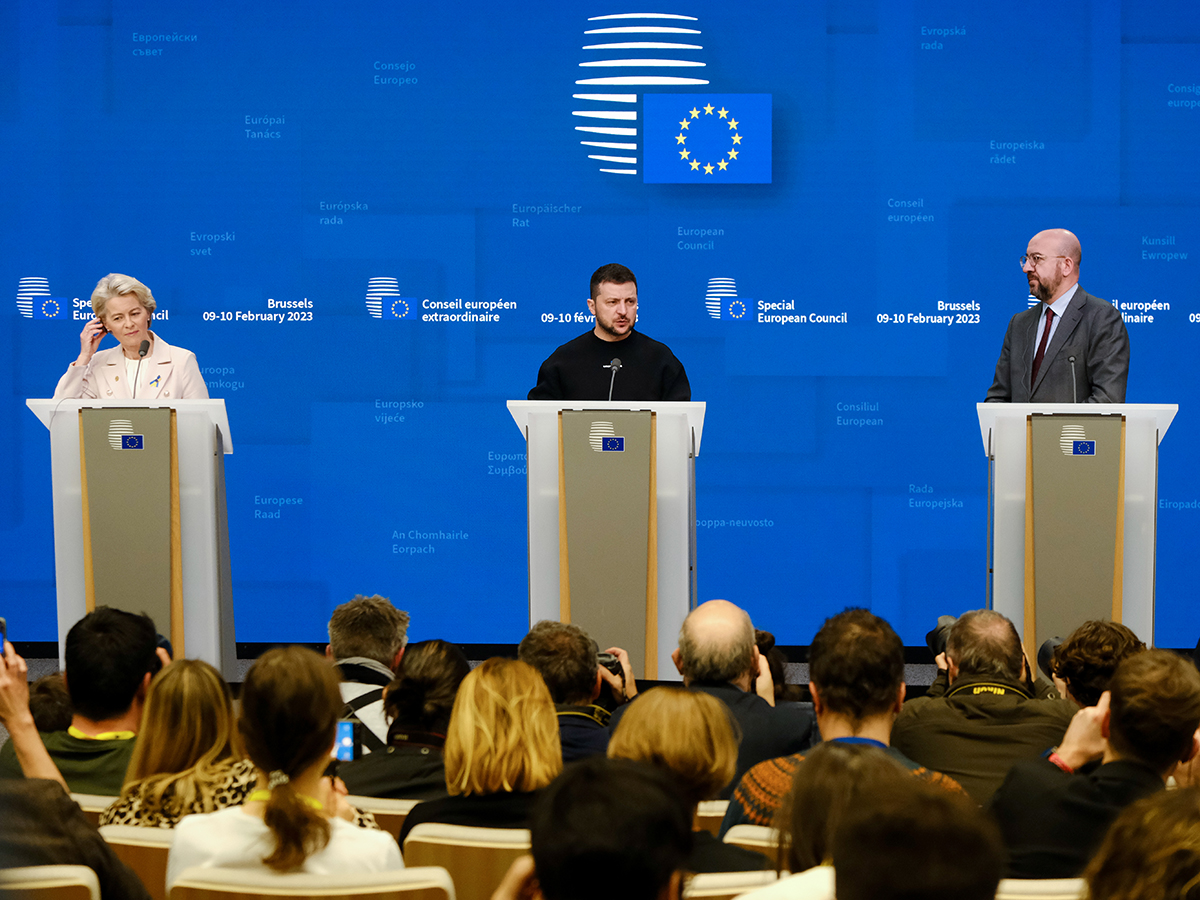 La presidenta de la Comisión Europea, Ursula von der Leyen, el presidente de Ucrania, Volodymyr Zelenskyy y el presidente del Consejo Europeo, Charles Michel. FOTO: UE