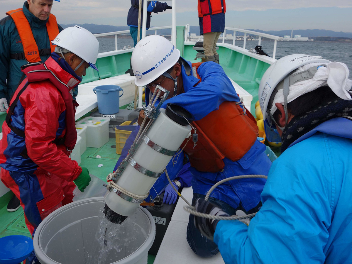 Los expertos de la OIEA realizan pruebas para conocer el estado del agua cerca de la central de Fukushima. FOTO: OIEA 