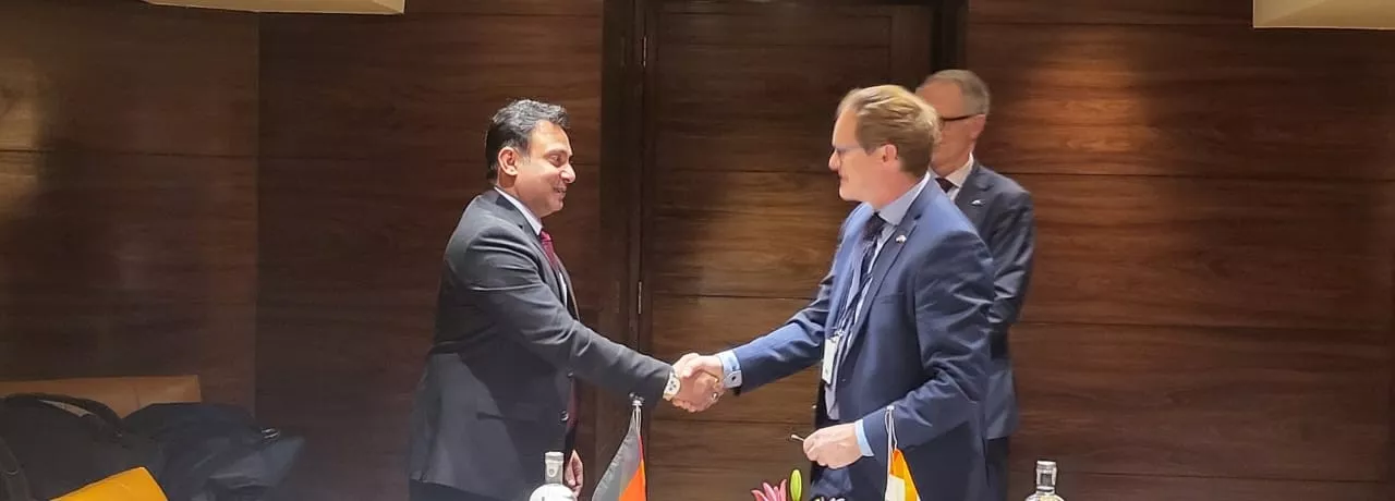 El director de Operaciones del SCGJ, Arpit Sharma y el CEO de SMA, Jürgen Reinert, por parte de BSW, tras la firma del acuerdo. 