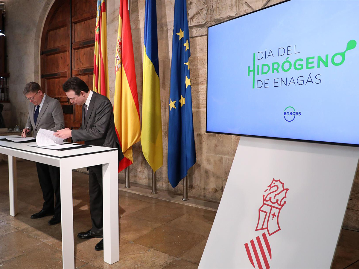El presidente de la Generalitat, Ximo Puig, y el consejero delegado de Enagás, Arturo Gonzalo, firman un convenio de colaboración para desarrollar el hidrógeno verde en la Comunidad. FOTO: GVA