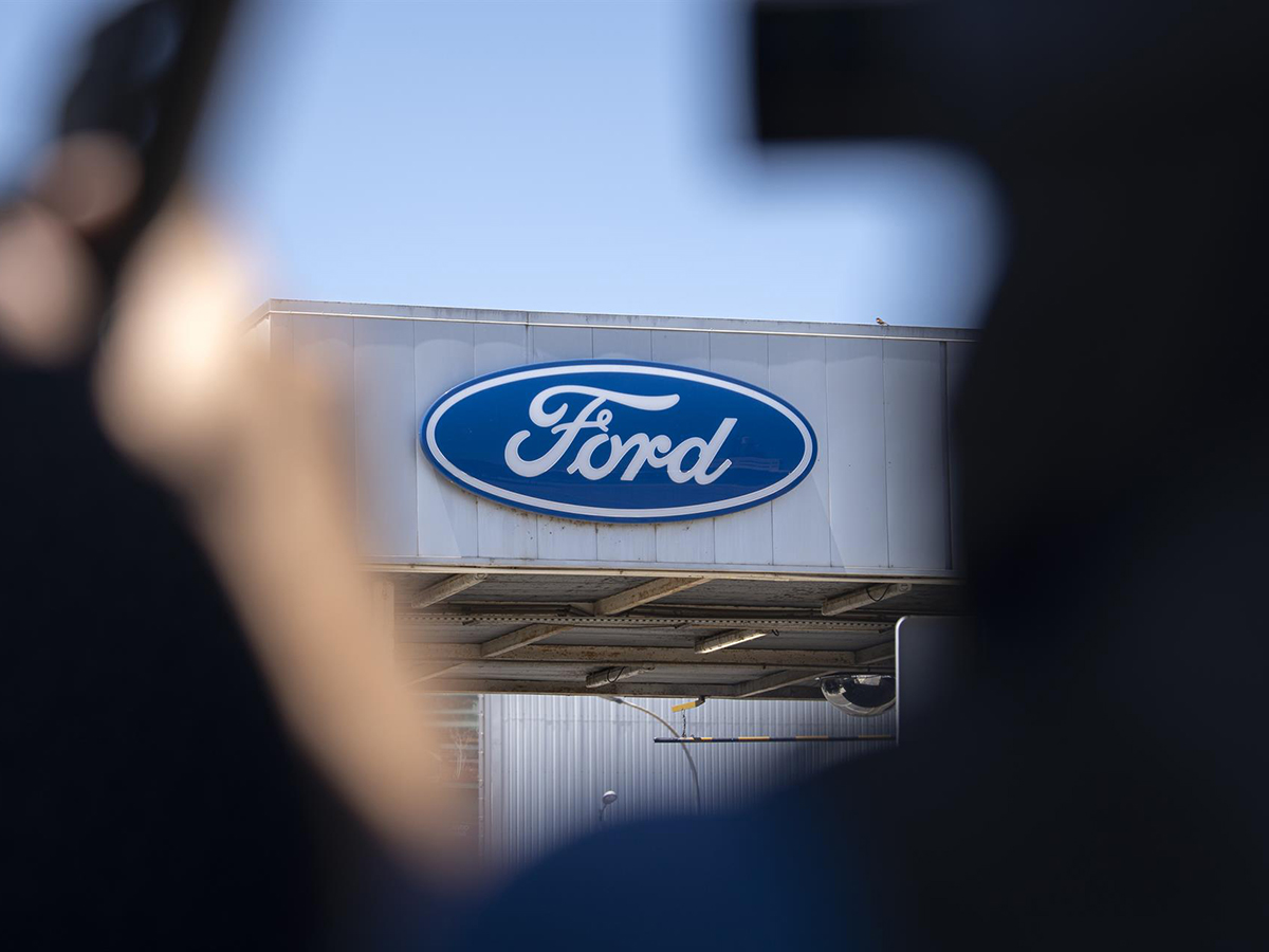 Logo de Ford en la entrada de la fábrica, a 22 de junio de 2022, en Almussafes, Valencia, Comunidad Valenciana, (España). FOTO: Jorge Gil - Europa Press
