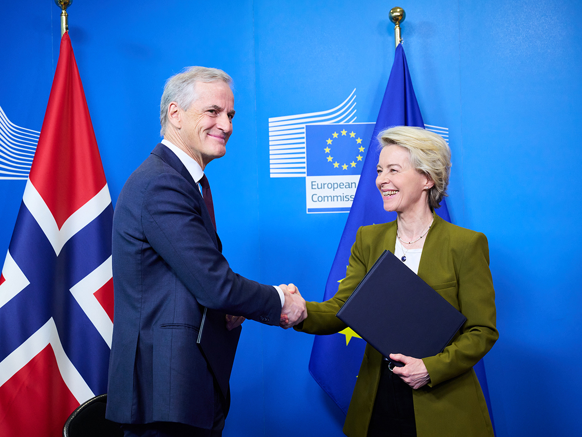 El primer ministro de Noruega, Jonas Gahr Støre y la presidenta de la Comisión Europea, Ursula von der Leyen, firman el documento de colaboración. FOTO: Dati Bendo