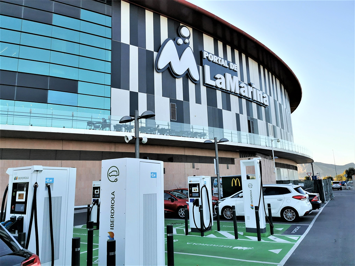 Puntos de recarga de vehículos eléctricos de Iberdrola en las instalaciones Gentalia en el centro comercial La Marina. FOTO: Iberdrola