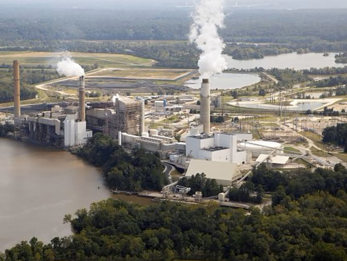 Las tres unidades de carbón que han sido cerradas en la central de Chesterfield de Dominion en Virginia.