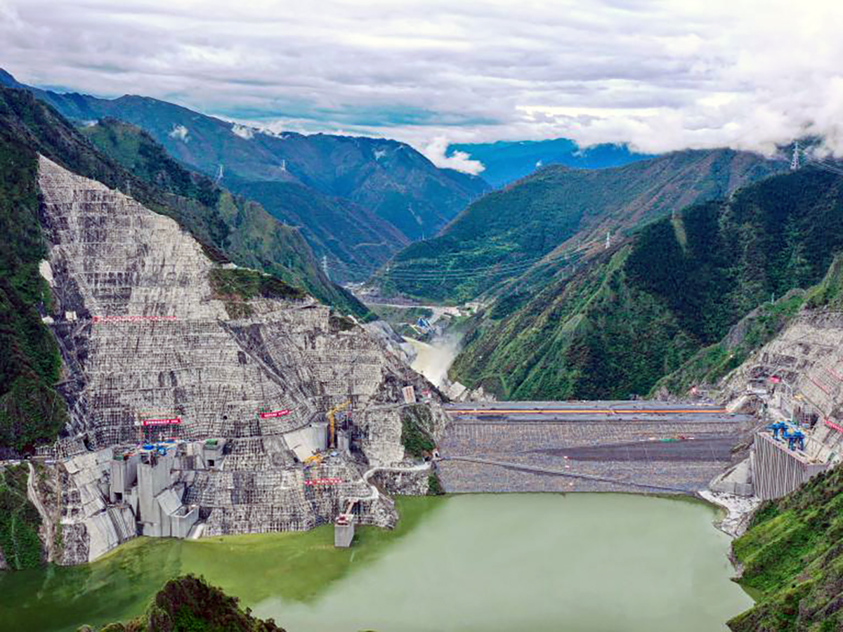 La central hidroeléctrica de Lianghekou (China), que alberga el proyecto híbrido solar-hidroeléctrico de mayor altitud del mundo.