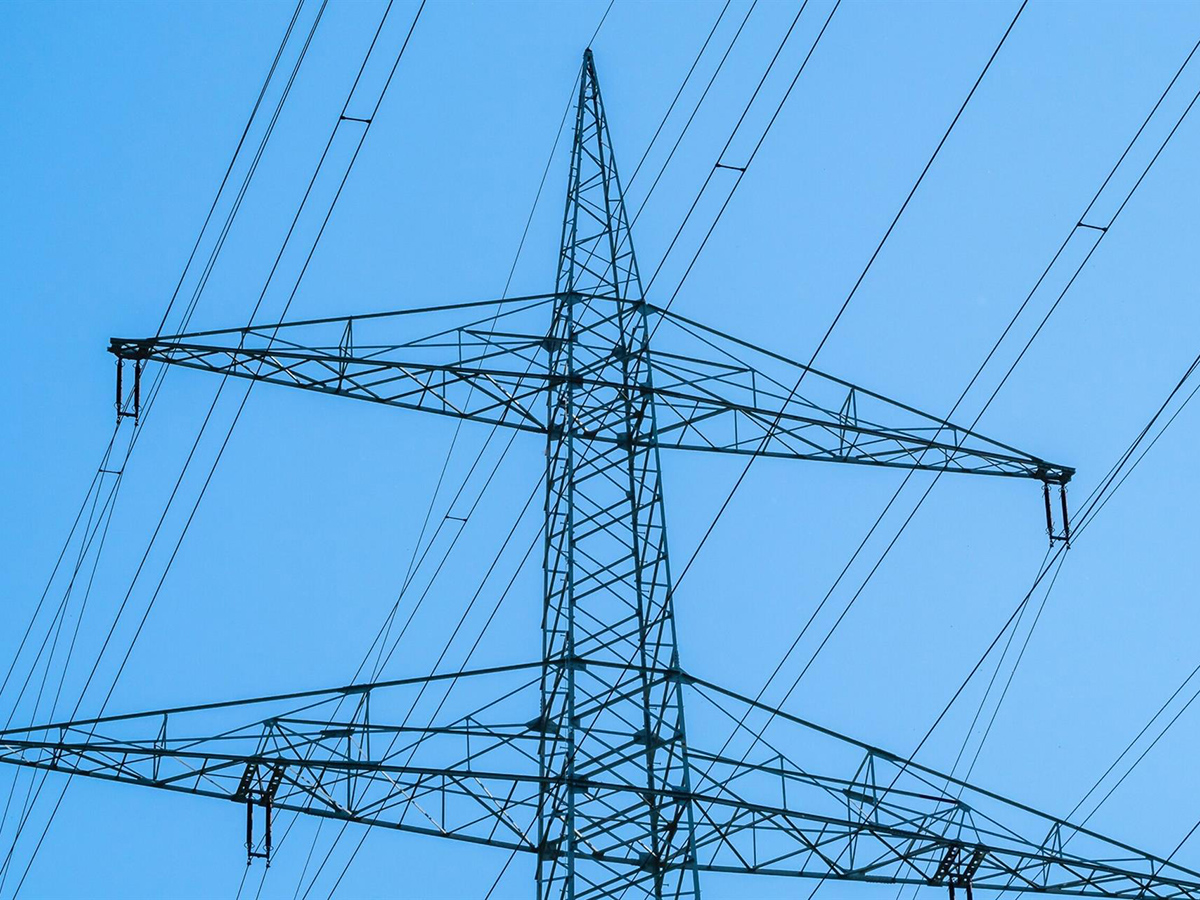 Una torre de distribución de la energía eléctrica. 