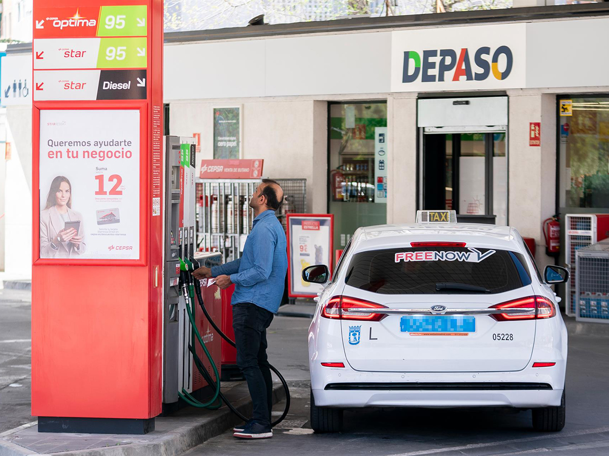 Una persona reposta carburantes en una gasolinera CEPSA de Avenida de Portugal en Móstoles, a 5 de abril de 2023, en Madrid (España). FOTO: A. Pérez Meca - Europa Press