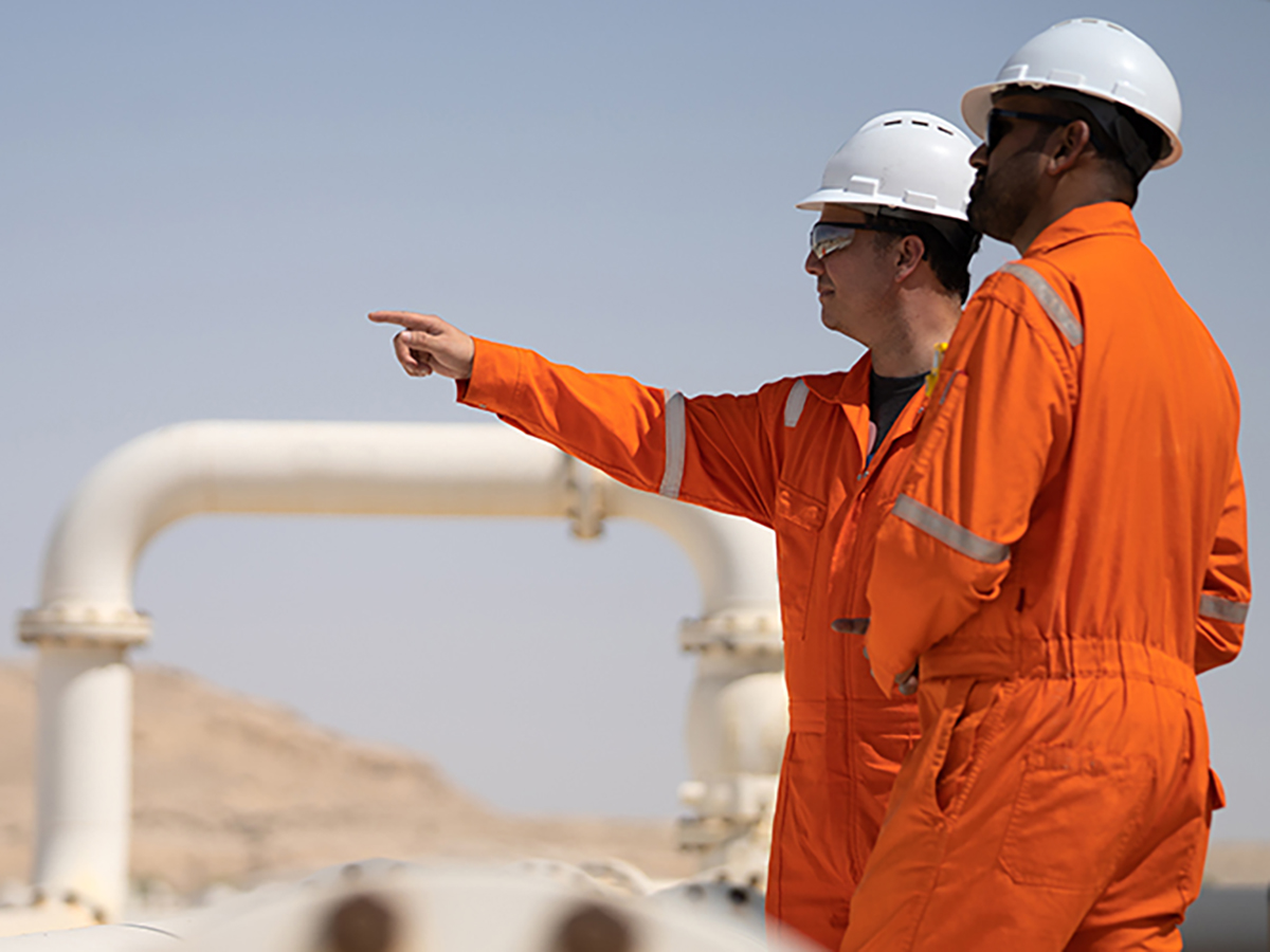 Dos trabajadores de QatarEnergy. FOTO: QatarEnergy