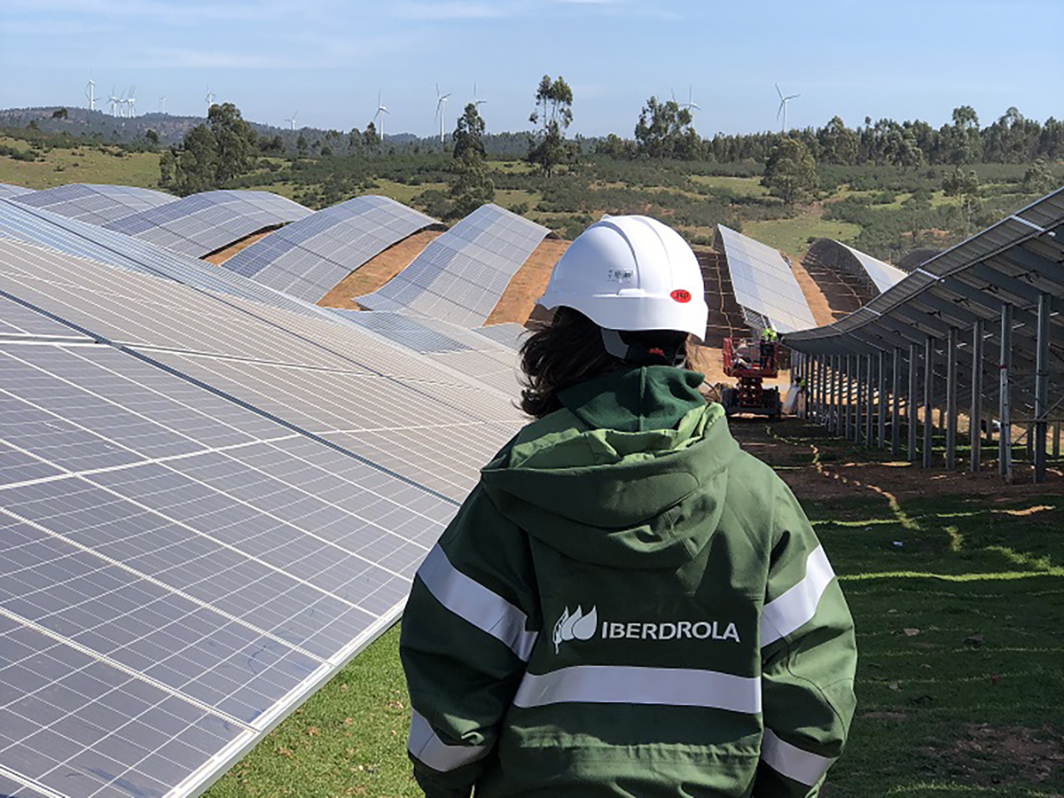 Trabajadora de Iberdrola en una planta fotovoltaica de la compañía. FOTO: Iberdrola