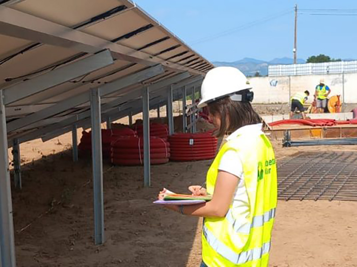 Trabajadora de Cubierta Solar en una planta solar de la compañías. FOTO: Cubierta Solar