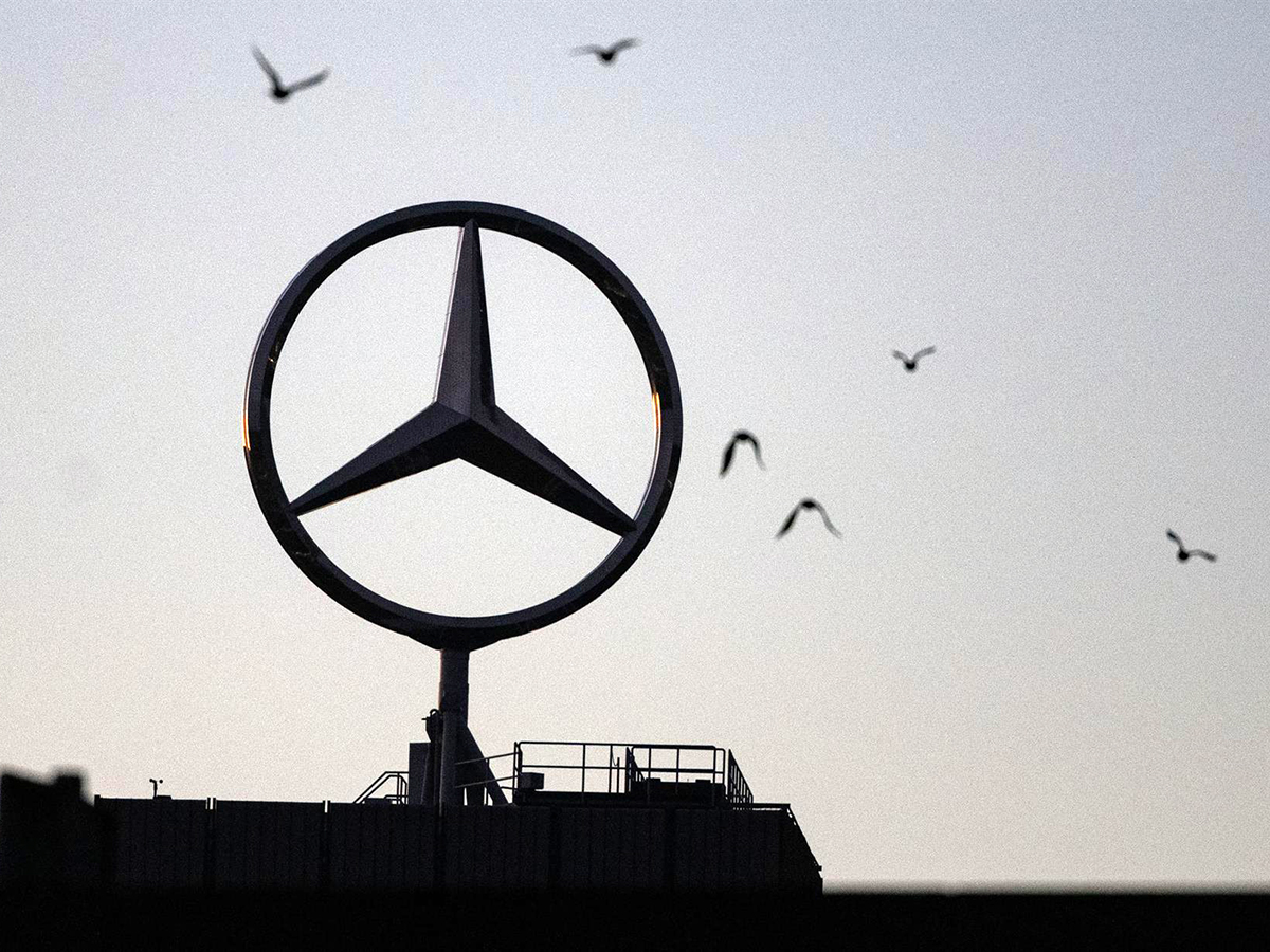 Los pájaros vuelan alrededor de una estrella Mercedes montada en un edificio en la planta de Untertuerkheim del fabricante de automóviles Mercedes-Benz. FOTO: Marijan Murat/dpa - Marijan Murat/Dpa