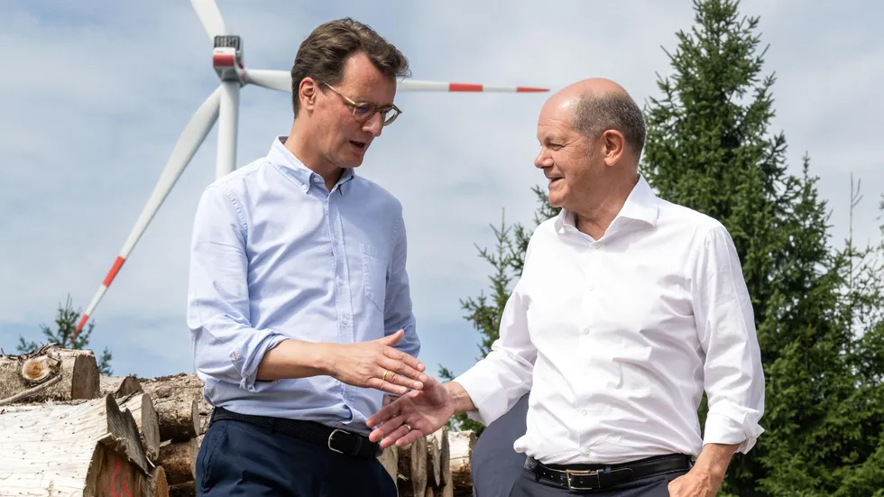 Olaf Scholz y Hendrik Wüs durabte la visita al parque eólico en Simmerath
