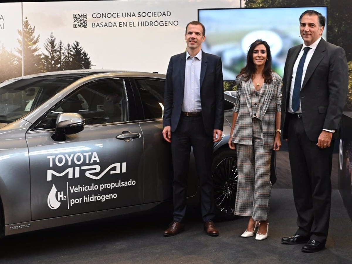 El CEO HysetCo (Toyota Francia), Loïc Voisin; la secretaria general de Gasnam-Neutral Transport, Eugenia Sillero, y el presidente & CEO de Toyota España, Miguel Carsi. FOTO: GASNAM-NEUTRAL TRANSPORT
