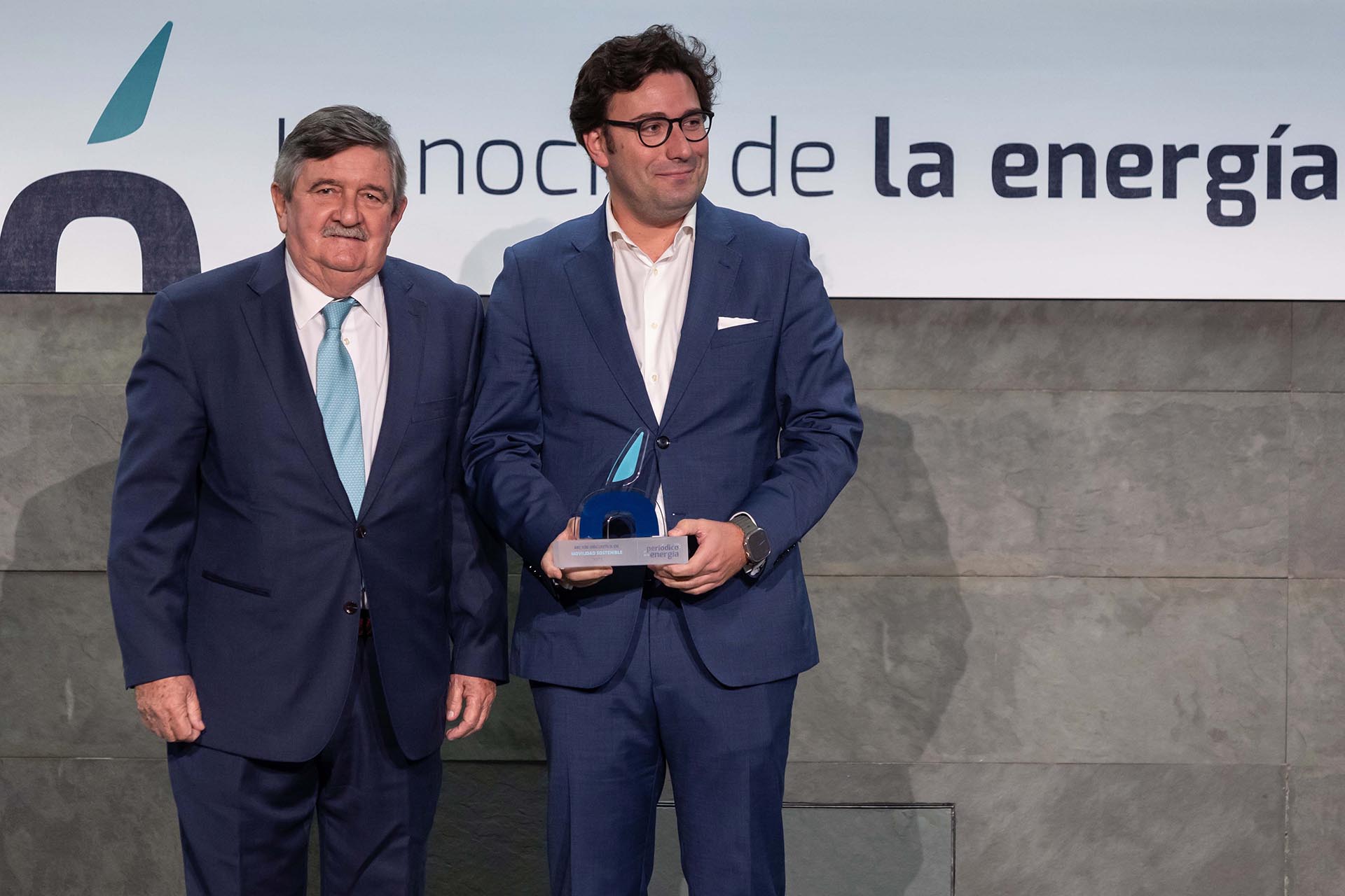 Premio a la Mejor Iniciativa de Movilidad Sostenible para EDP
 y Petroprix por el desarrollo de la mayor red de recarga ultrarrápida con baterías de España

Entrega el premio José Antonio Roca a Javier Martínez Ríos