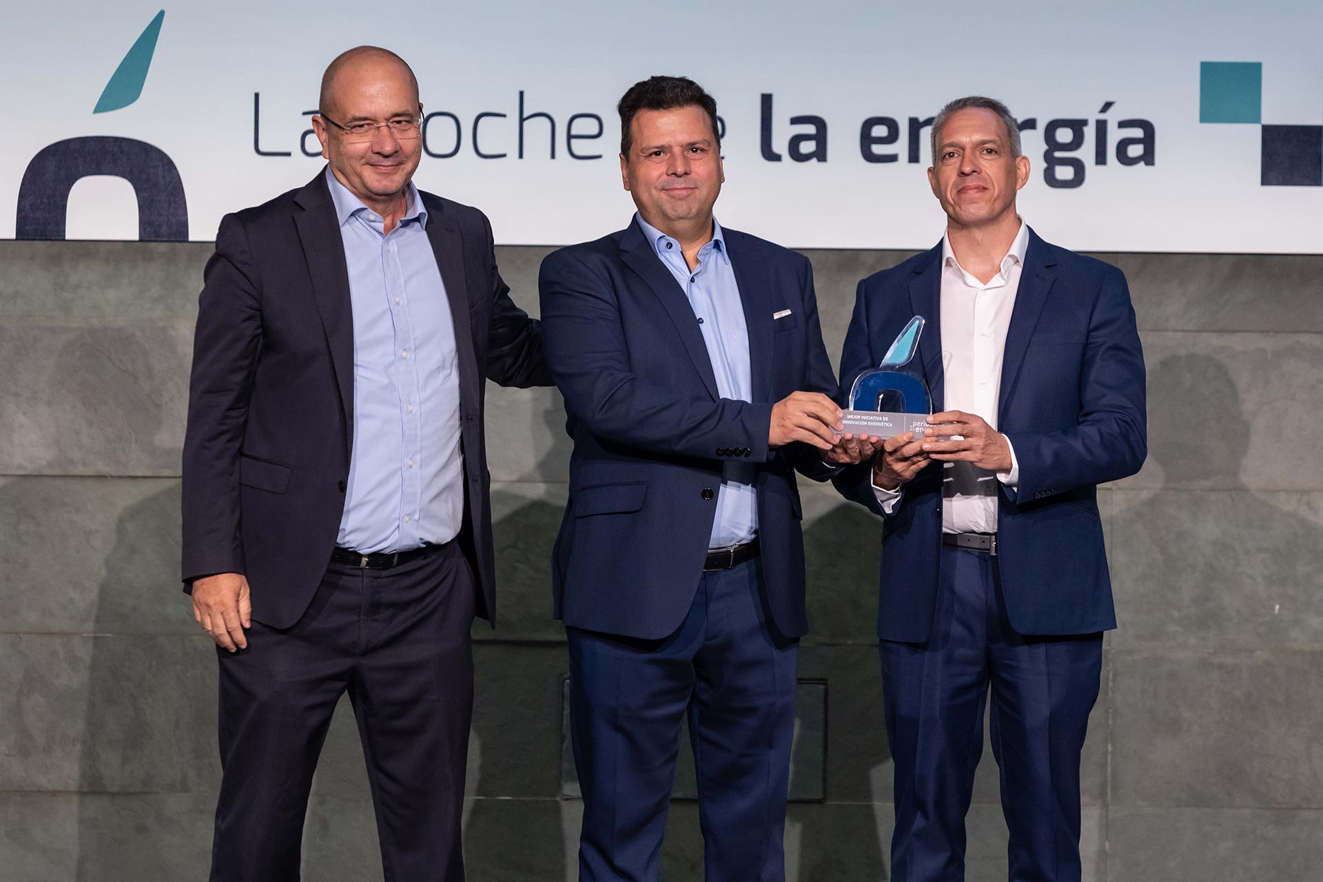 Premio a la Mejor Iniciativa de Innovación Energética para Schneider, Enagás y E4Efficiency por el proyecto District Cooling
Categoría patrocinada por Alea Soft Energy
Entrega el premio Antonio Delgado a Sergio Vidaurre y Javier Ruesga