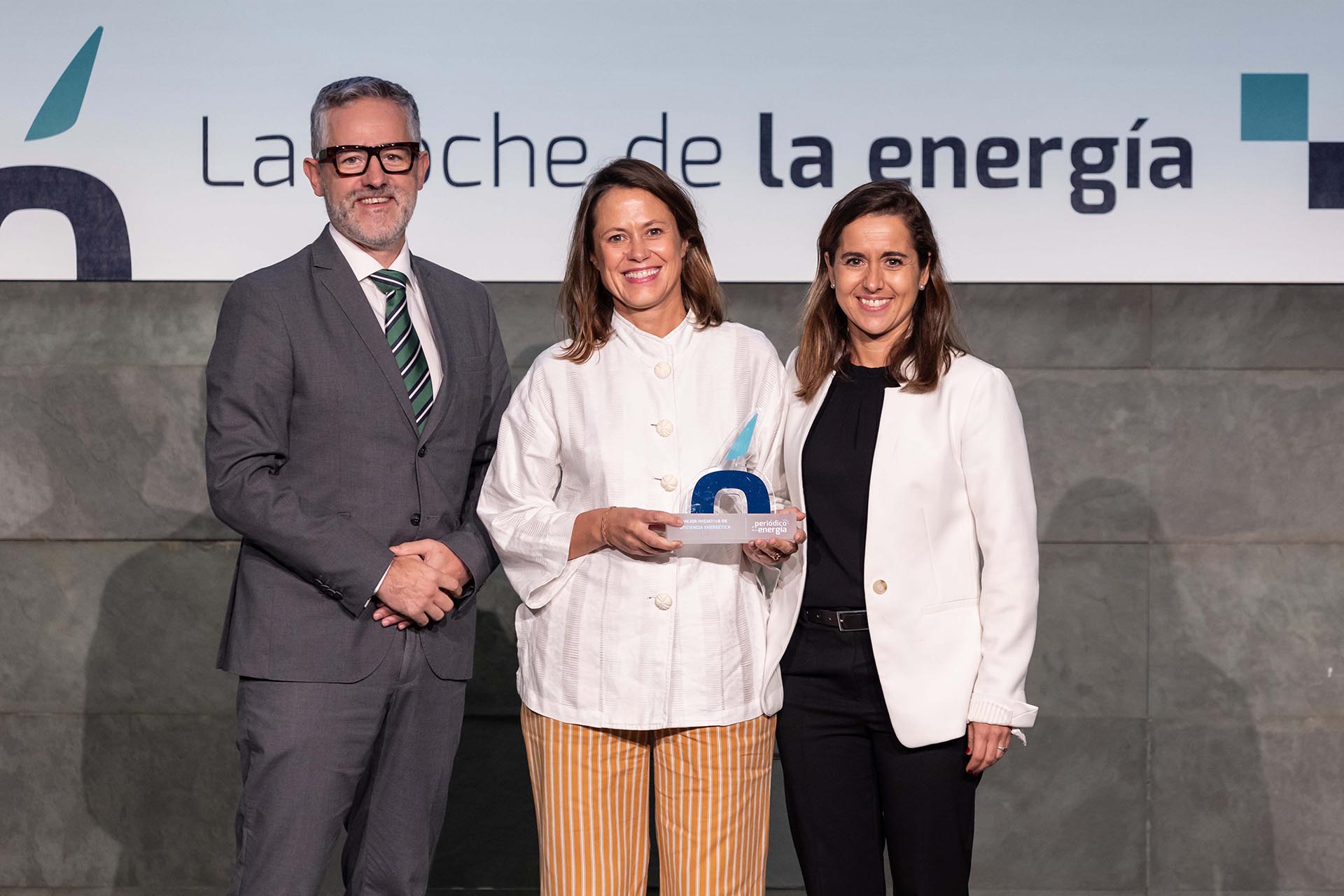 Premio a la Mejor Iniciativa de Eficiencia Energética para Red Eléctrica por su Explotación dinámica de la capacidad de transporte de líneas eléctricas
Patrocinada por EdisonNext
Entrega el premio Jon Macías a Belén García y Rosalía Rivas 