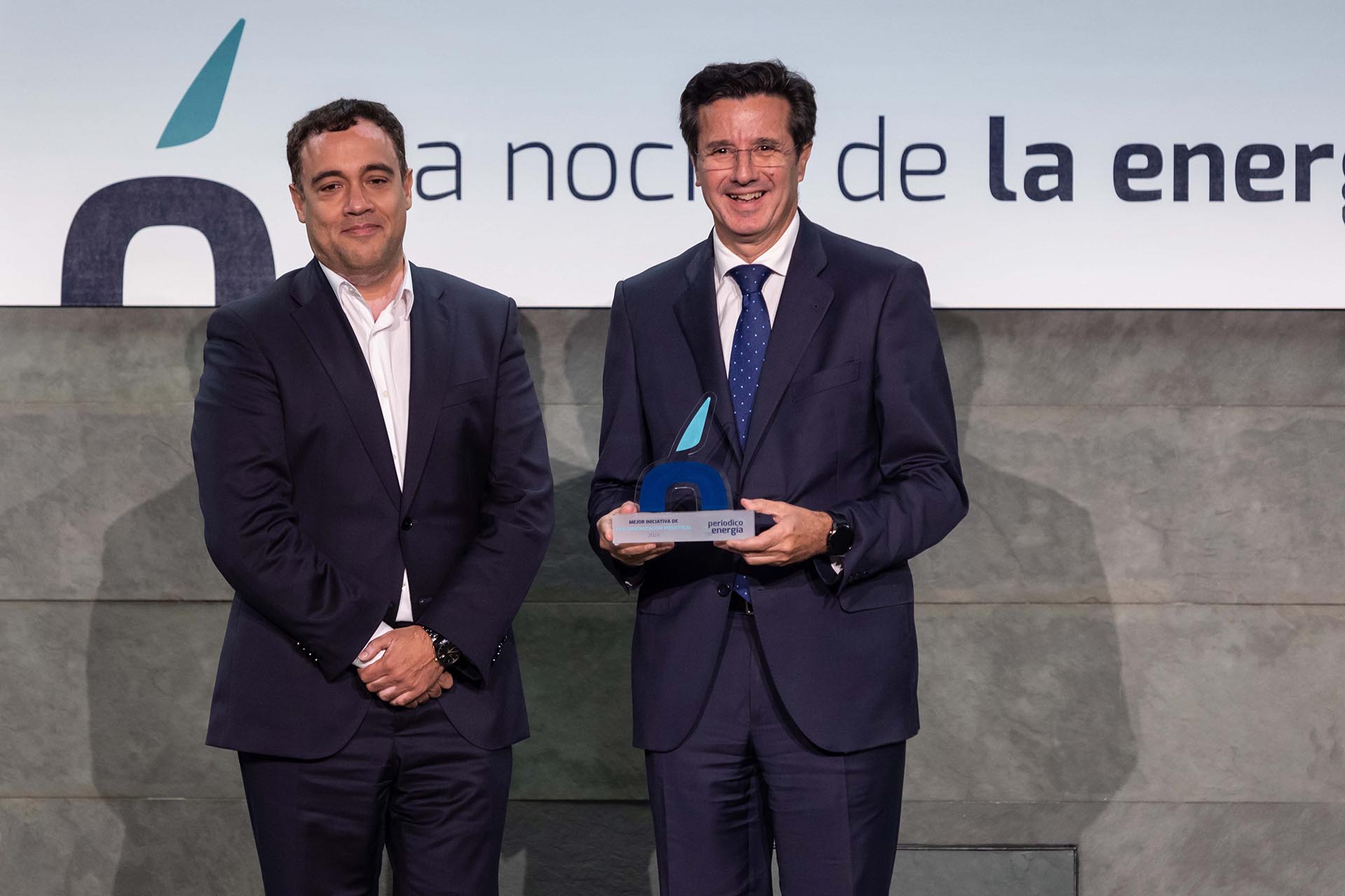 Premio a la Mejor Iniciativa Industrial para la Descarbonización para 
Endesa por el proyecto de ECity Sevilla
Categoría patrocinada por Tresca.
Entrega el premio Francisco Carro a José Casas