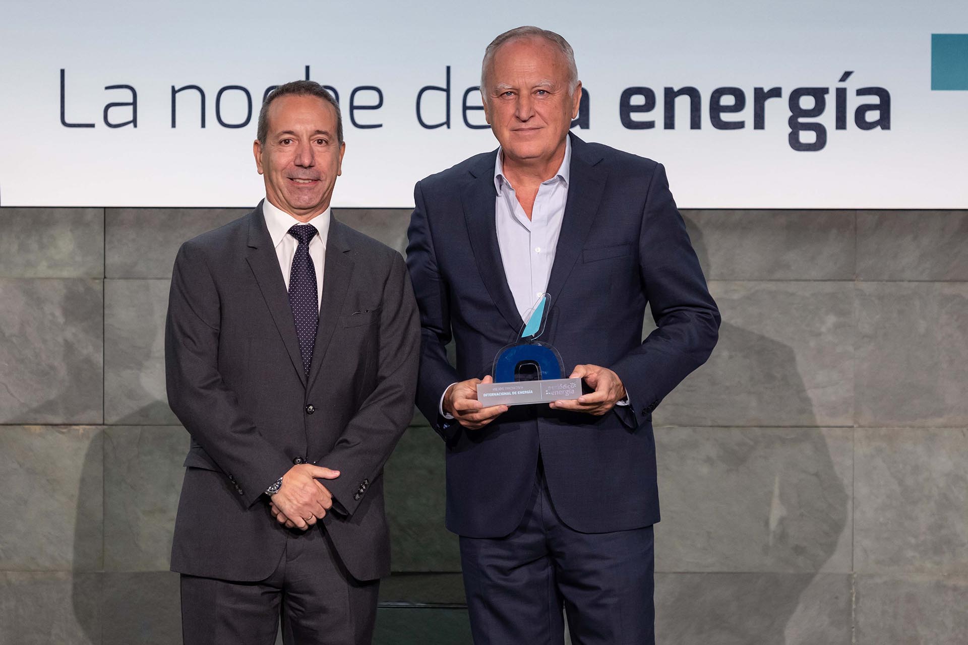 Premio a la Mejor Iniciativa Internacional de Energía para RIC Energy por la Electrificación del campo de refugiados Kakuma en Kenia para ACNUR. Categoría patrocinada por ENGIE.
Entrega el premio Alfonso Pascual a Julián Molina