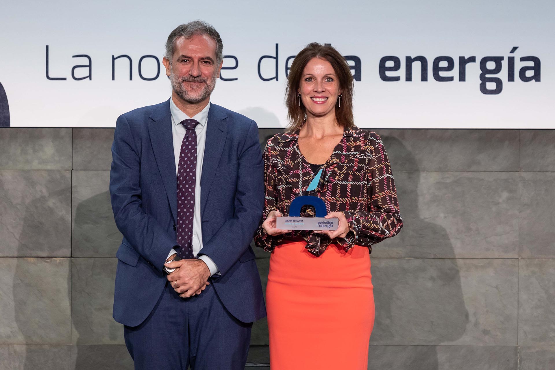 Premio a la Mejor Iniciativa sobre el Talento para Naturgy
 por su Plan de Incorporación Flex&Lead. Categoría patrocinada por EVERCOM. 
Entrega el premio Juan Gabriel Corral a María José Sánchez