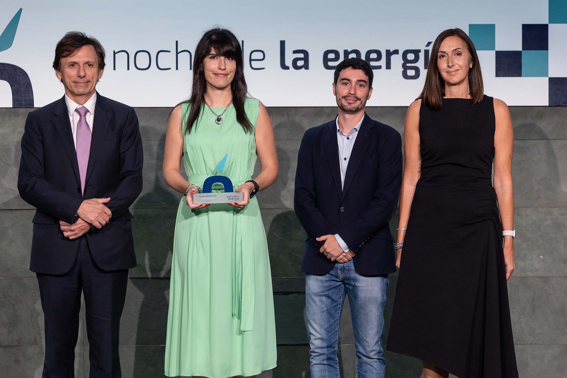 Premio de 
@Per_Energia
 a la Mejor Iniciativa de Autoconsumo para 
@Repsol
 por su iniciativa Repsol Solmatch
Categoría patrocinada por 
@prysmianclub_


Entrega el premio Jordi Calvo a María del Valle Fernández Rodríguez