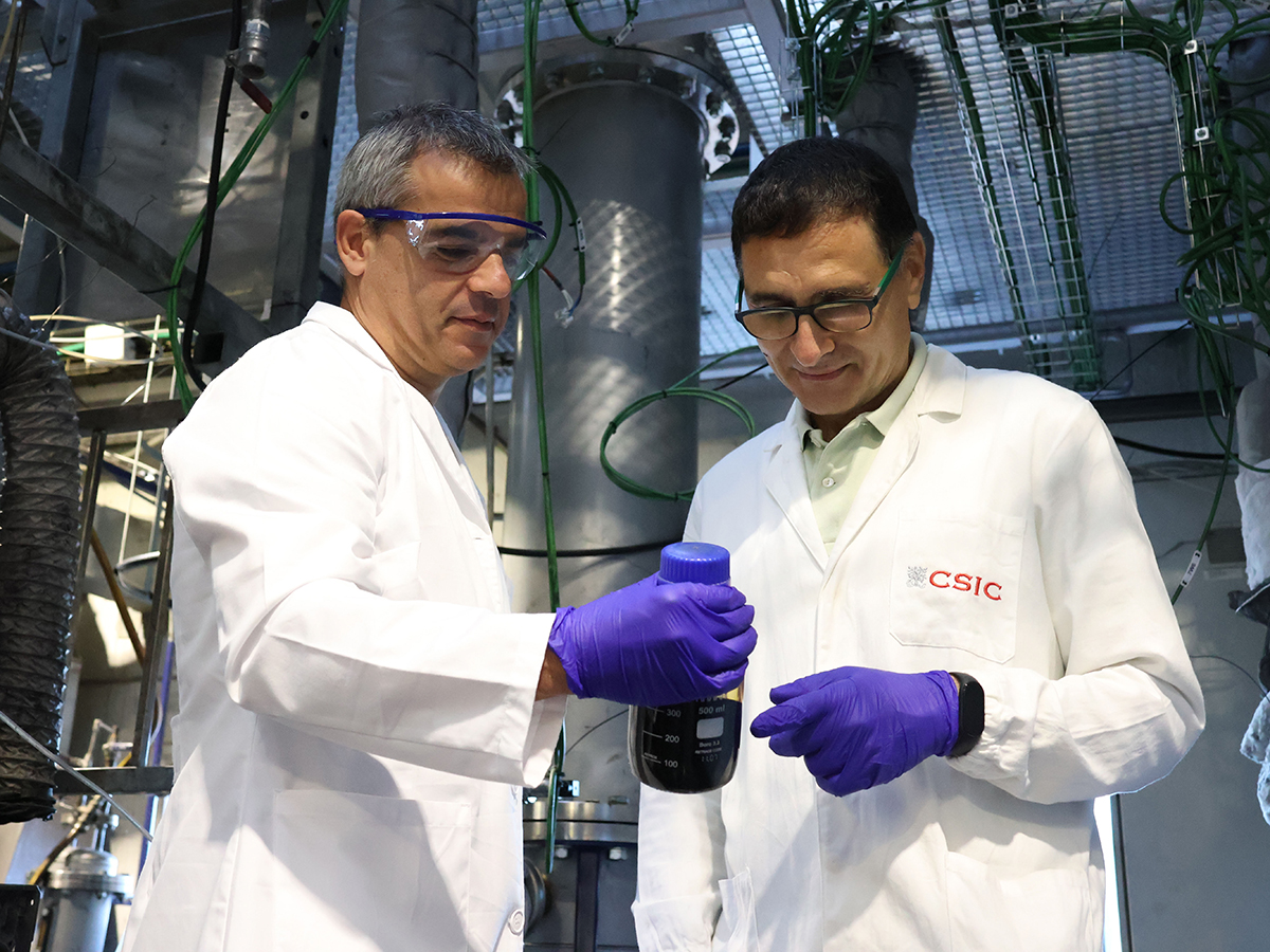 Investigadores del Instituto de Carboquímica del CSIC en la planta piloto de pirólisis. FOTO: ICB-CSIC.