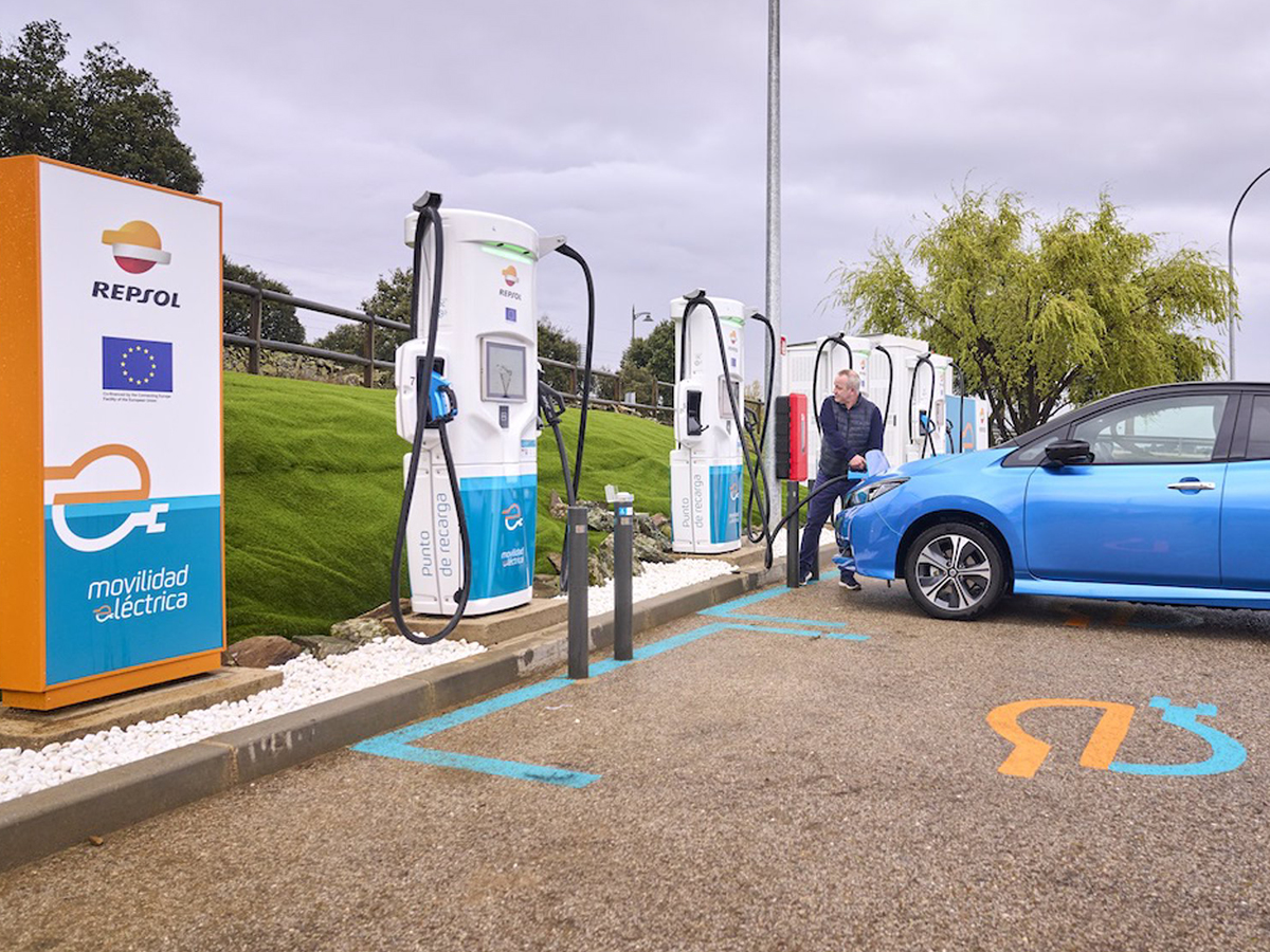 El nuevo punto de Repsol de recarga de vehículos eléctricos en Venturada (Madrid). FOTO: Repsol