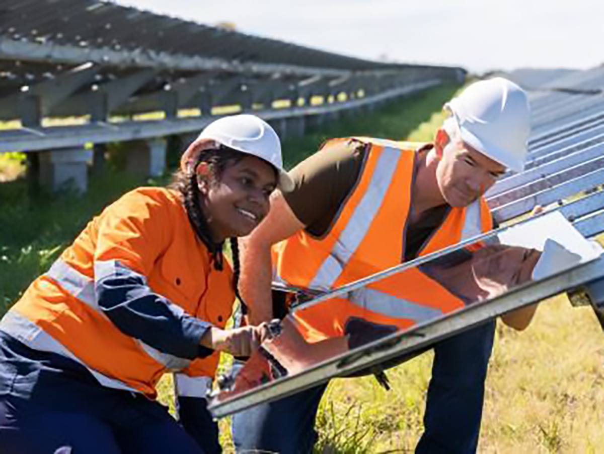 Trabajadores instalando paneles solares FOTO: IRENA