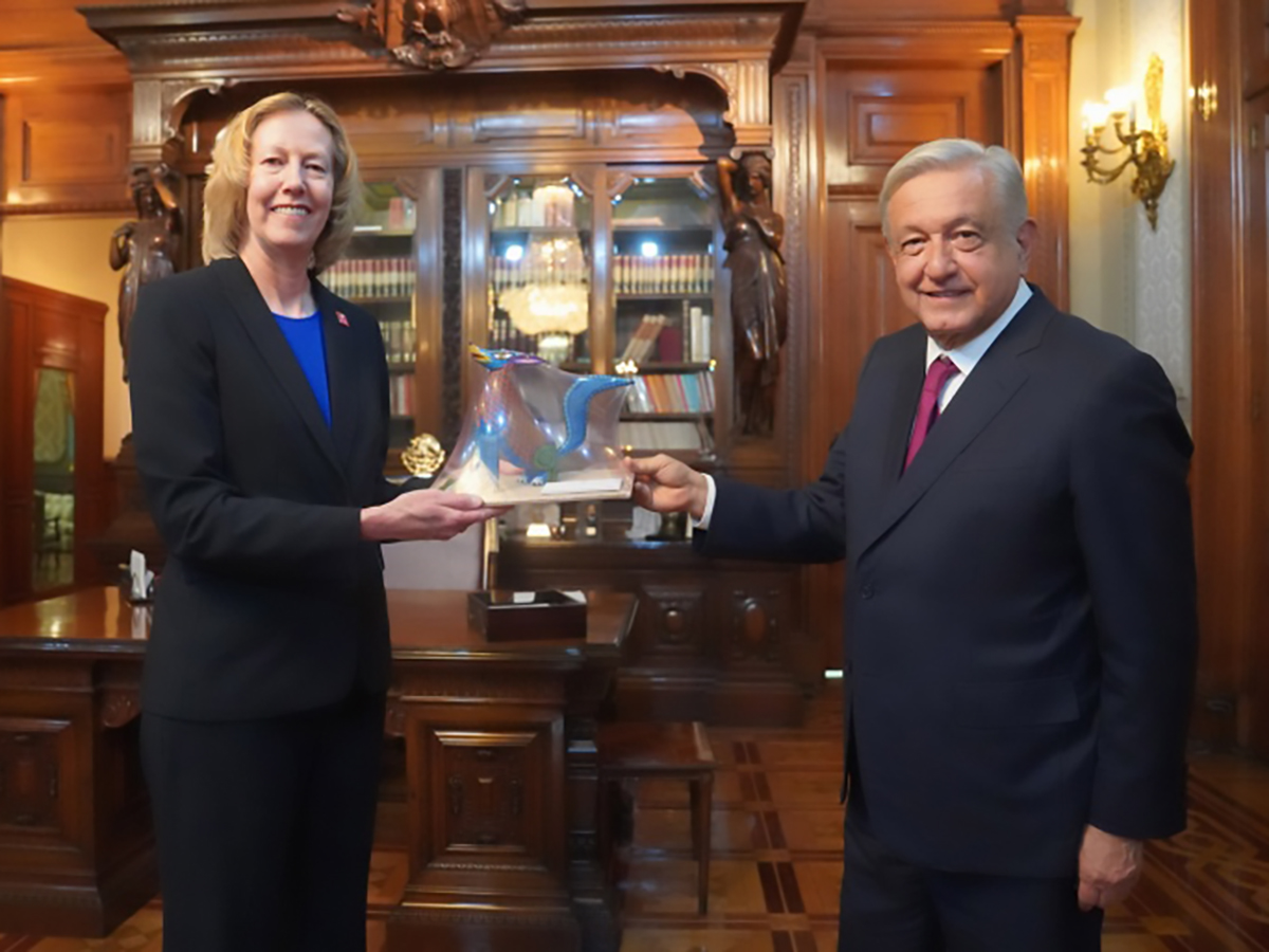 El presidente de México, Andrés Manuel López Obrador, se reunió en Palacio Nacional con la directora ejecutiva de Woodside Energy, Meg O’Neill. FOTO: lopezobrador.org