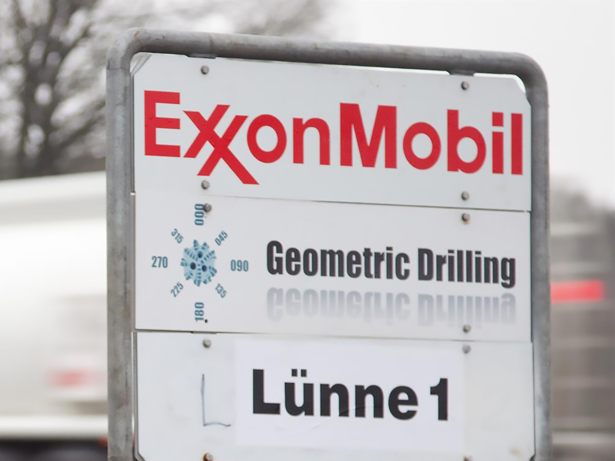 Una vista general de un letrero que dice "Exxon Mobil Geometric Drilling Luenne 1". FOTO: Alliance / dpa