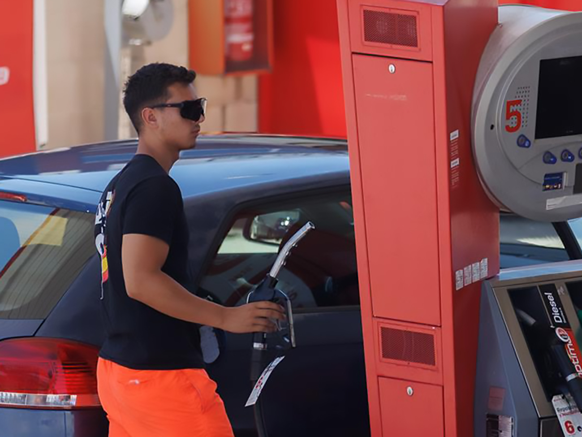 Una persona reposta en una gasolinera, a 14 de julio de 2023, en Madrid (España). FOTO: Eduardo Parra - Europa Press
