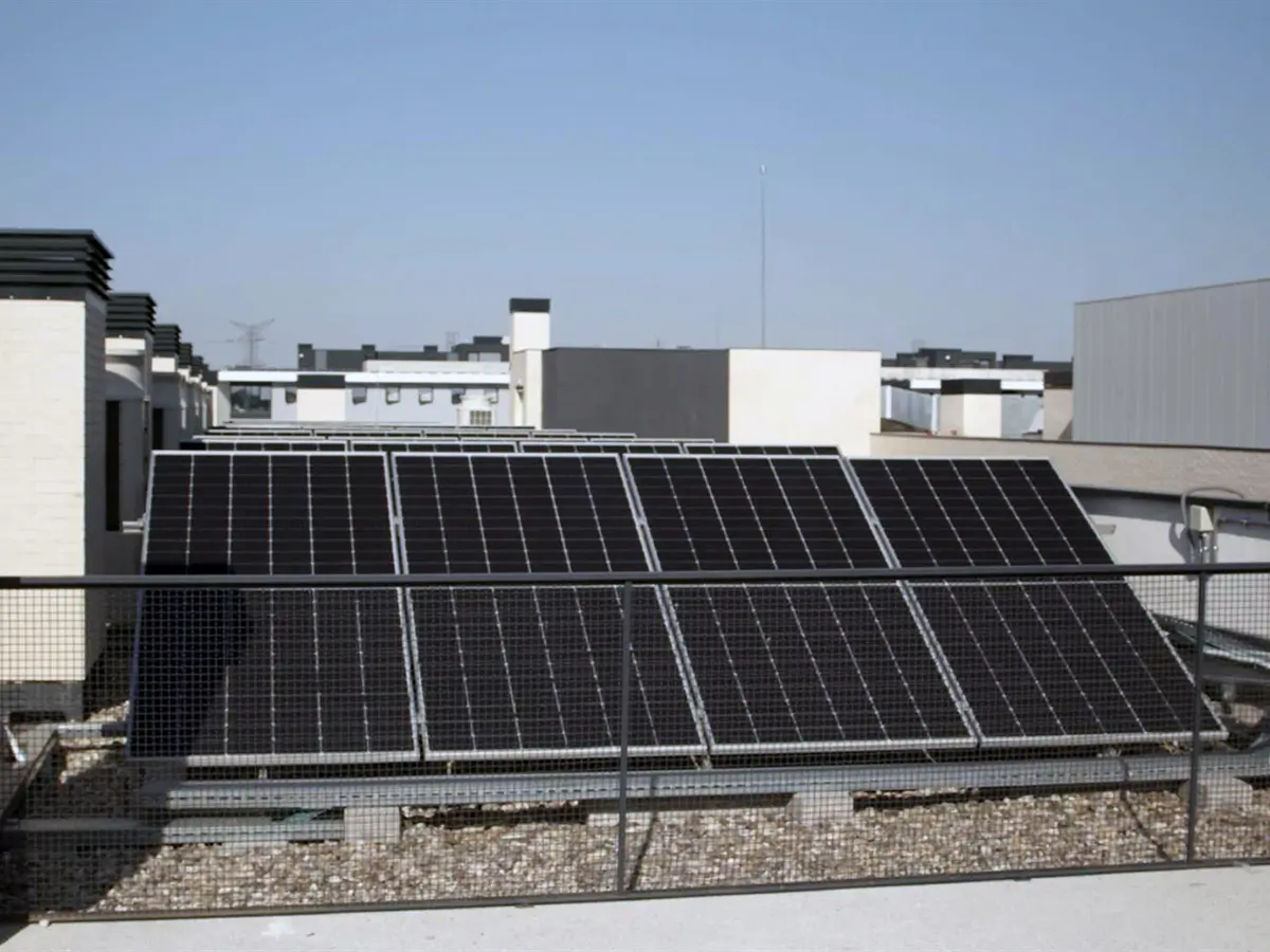 Paneles solares en la residencia micampus en Getafe. 