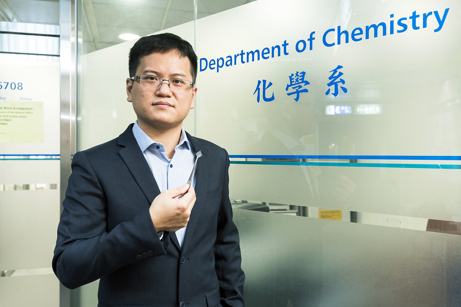 El profesor Zhu Zonglong muestra la célda solar de perovskita invertida desarrollada en la Universidad de la Ciudad de Hong Kong.
