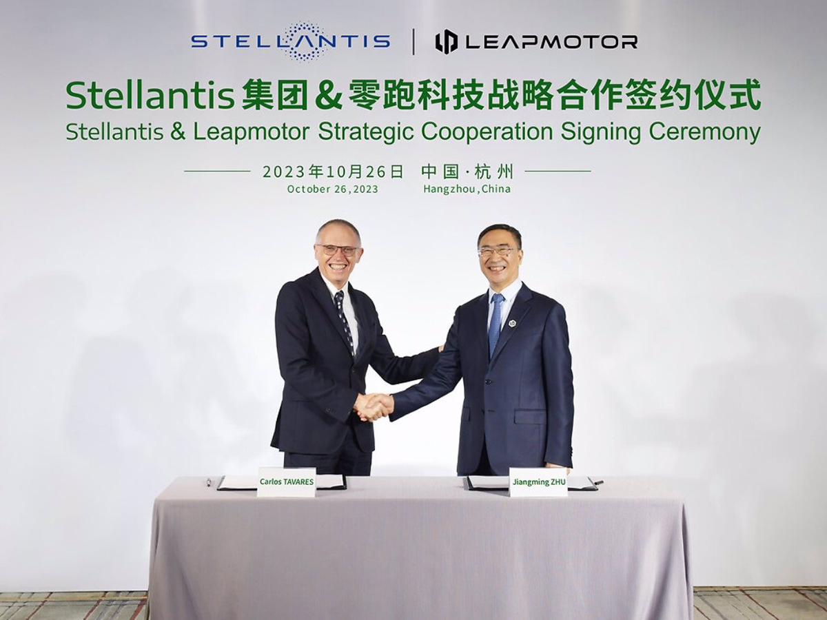El consejero delegado de Stellantis, Carlos Tavares, junto al fundador y consejero delegado de Leapmotor, Zhu Jiangming. FOTO: Stellantis