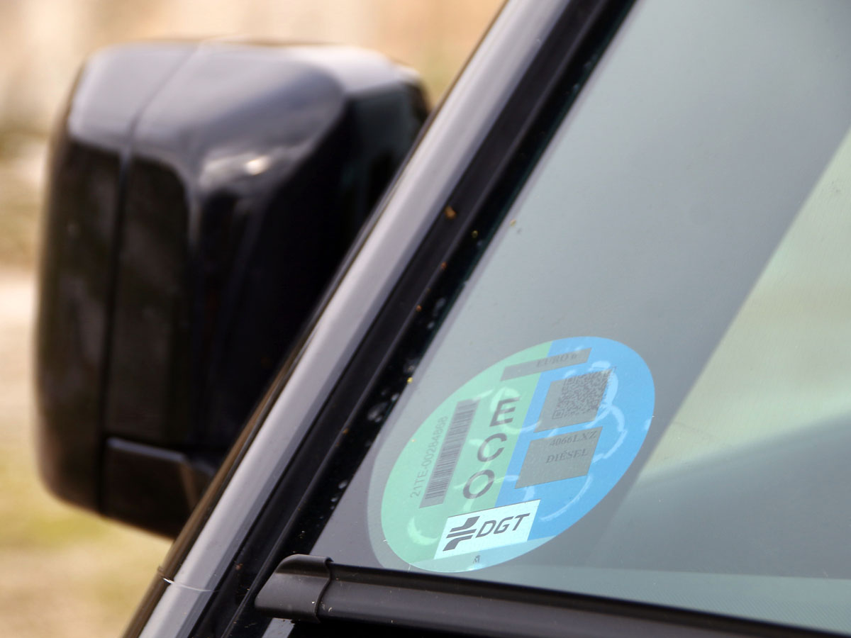 Esta sigue siendo la etiqueta más demandada.  - K.S. /></p><p>En este ámbito, las ventas de vehículos electrificados (eléctricos e híbridos enchufables, comprendiendo turismos, cuadriciclos, vehículos comerciales e industriales y autobuses) <strong>alcanzaron en marzo las 24.961 unidades, es decir, un aumento del 44,3% respecto a abril de 2025</strong>, que está representado en una cuota de mercado del 19,7%, 5 puntos porcentuales por encima de abril de 2025. En el acumulado del año, estos vehículos registran un crecimiento del 55%, con 93.588 unidades vendidas y el 19,3% del mercado.</p>
<blockquote><p>Relacionado:</p><p><a href=