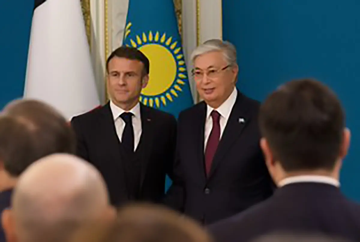 El presidente de Francia, Emmanuel Macron y el presidente de Kazajistán, Kasim-Yomart Tokáyev. FOTO: Gobierno de Francia
