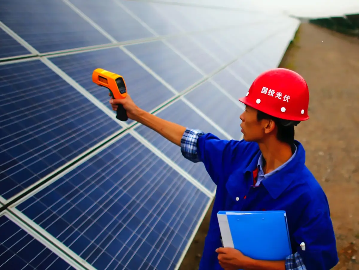China lidera el crecimiento solar con 240 GW instalados en 2023.