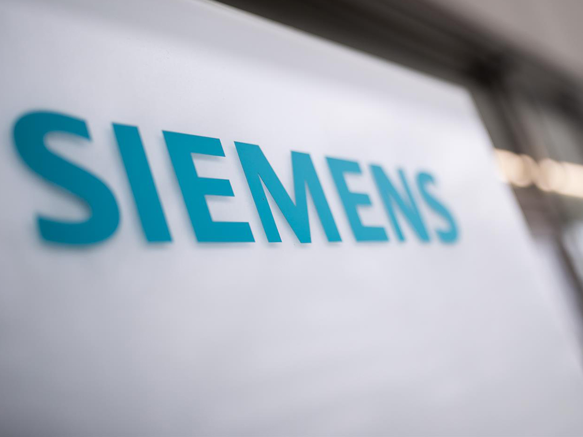 Logo de Siemens a la entrada de un edificio de oficinas en el Campus Siemens Erlangen. FOTO: Daniel Karmann/dpa - Daniel Karmann/dpa 