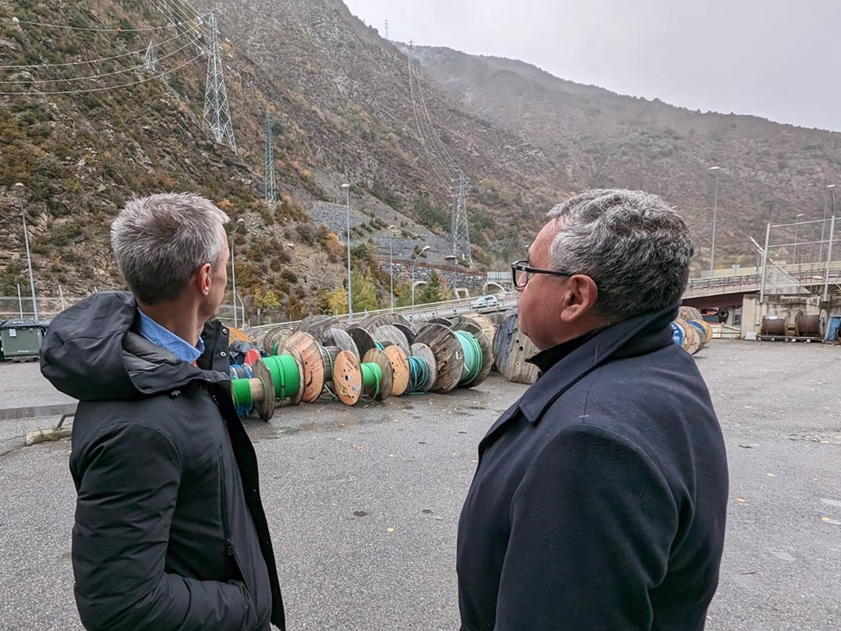 El director de Ingeniería de Feda, Marc Calvet y el director general de Forces Elèctriques d'Andorra (Feda), Albert Moles, ante la línea de alta tensión en Andorra. FOTO: Feda