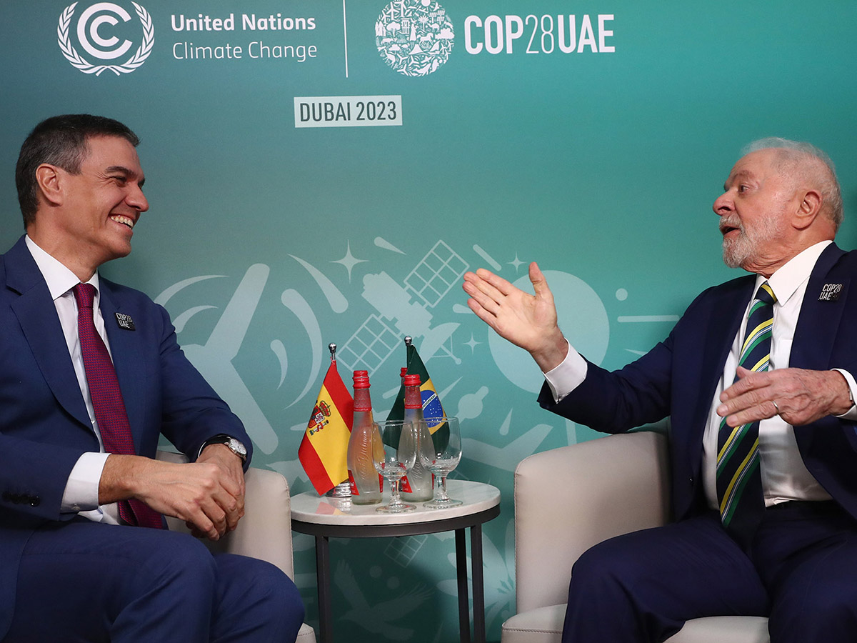 El presidente del Gobierno, Pedro Sánchez, y el presidente de Brasil, Luiz Inazio Lula da Silva, se reúnen en los márgenes de la COP28 en Dubái. FOTO: Pool Moncloa/Fernando Calvo