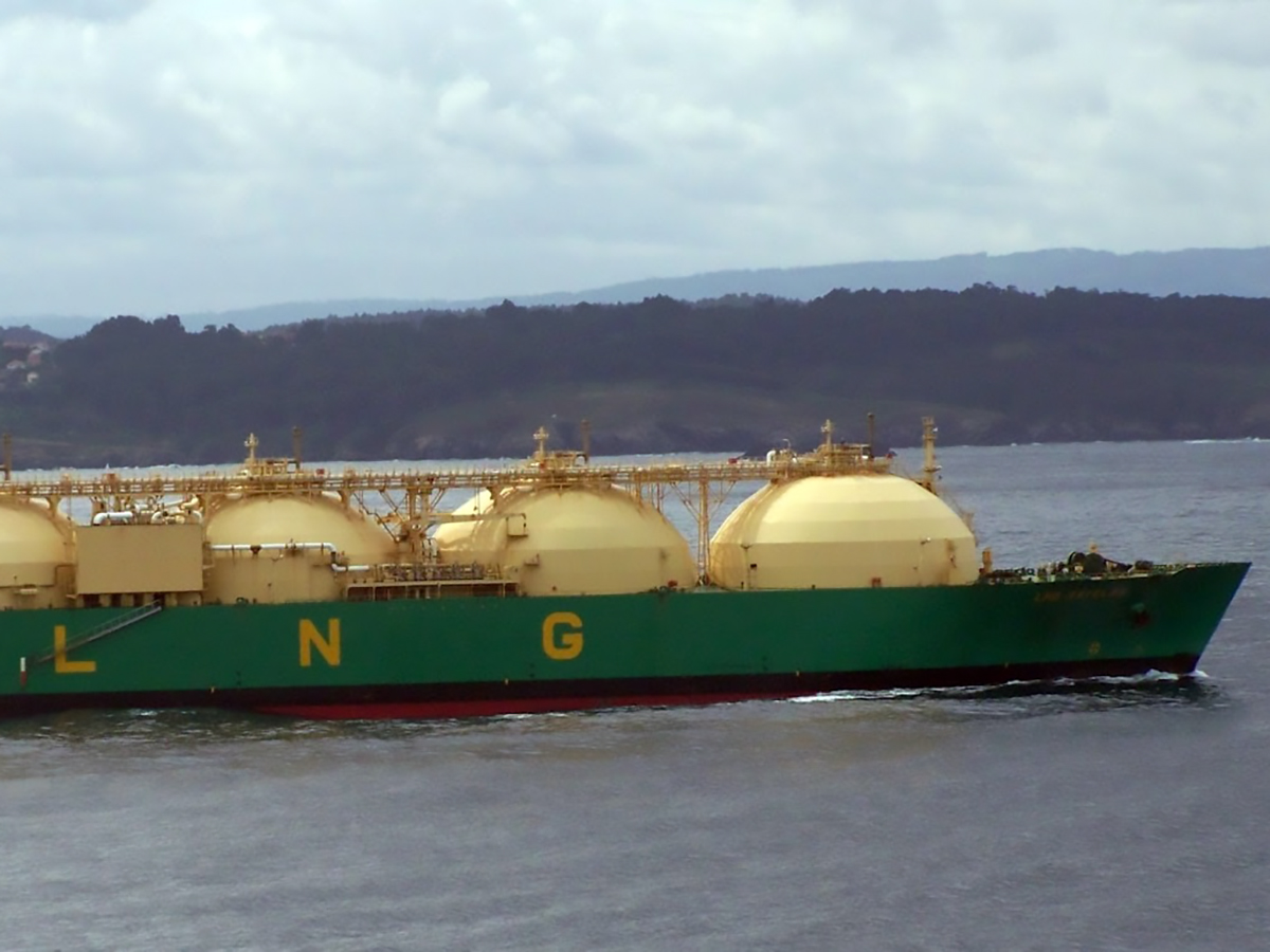 Buque cisterna de gas natural licuado (GNL).