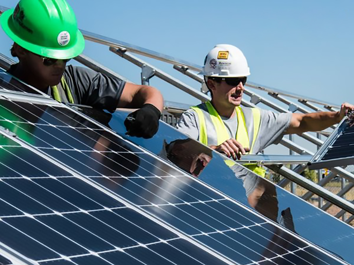 Trabajadores de Maspv Energy en unas instalaciones fotovoltaicas. FOTO: Maspv Energy