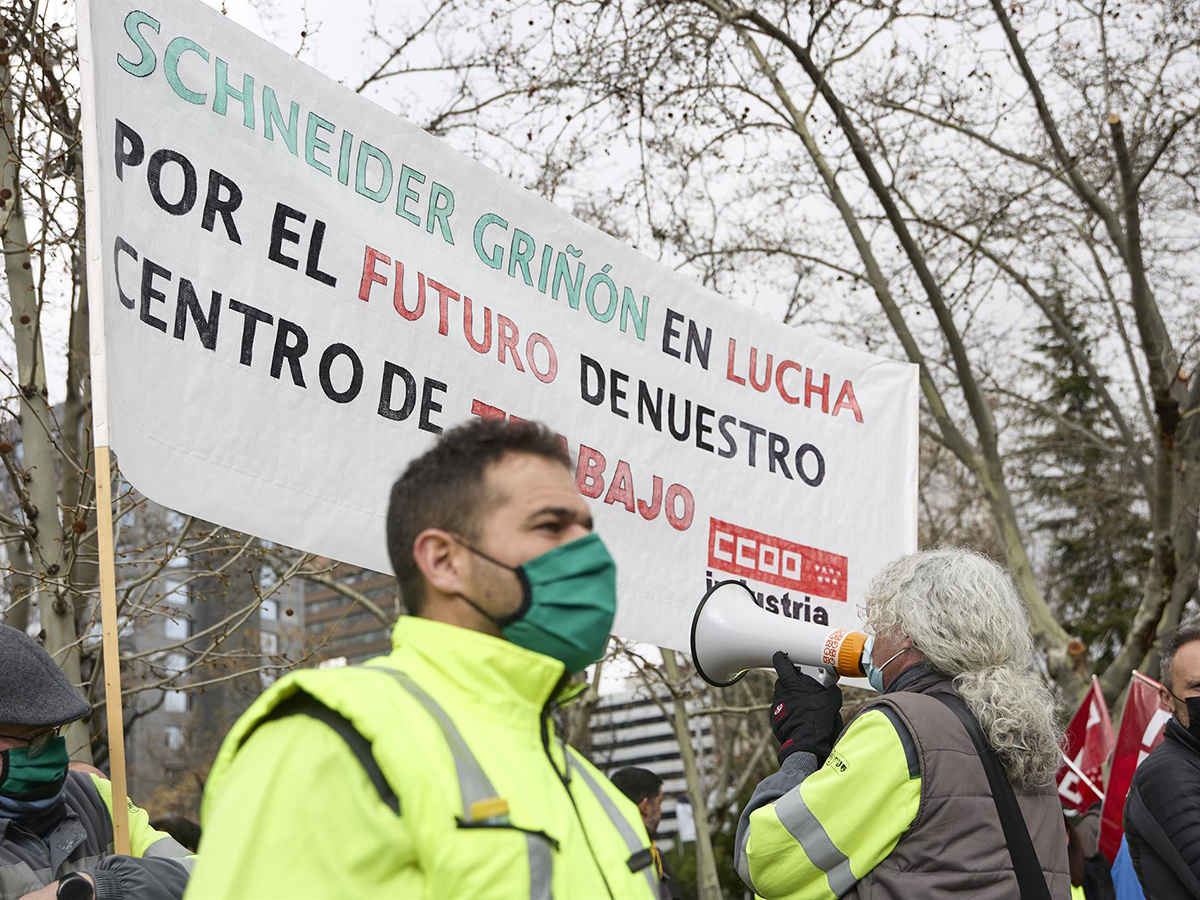  Varias personas con una pancarta para defender el futuro de Schneider, durante una concentración de CCOO contra el traslado de Schneider Electric a Italia, frente al Ministerio de Industria, a 7 de marzo de 2022, en Madrid (España). FOTO: Jesús Hellín - Europa Press
